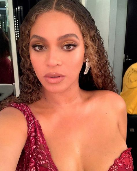 Beyoncé🐝👑 on Instagram: “Why would you try me? Why would you bother? I am Beyoncé Giselle Knowles-Carter😉❤️ #mood4eva #beyonce” Beyonce Selfie, Kobe Bryant Gif, Beyonce 2013, Venus Aphrodite, Adriana Lima Style, Beyonce Photos, Clean Girl Makeup, Lite Brite, Beyonce Style