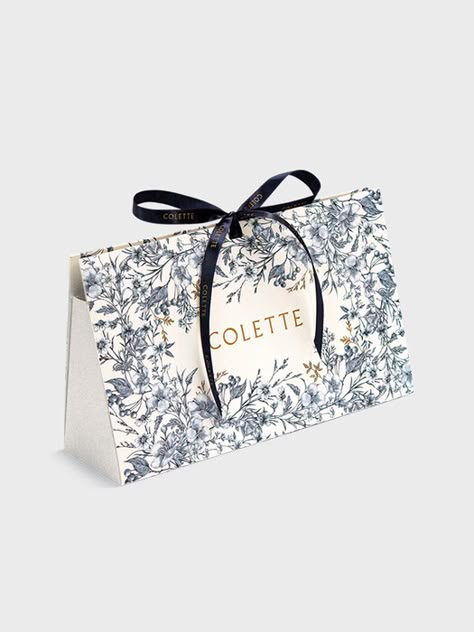 Elegant gift wrapping Beautiful gift wrapping Elegant Gift Wrapping Ideas, Box Bag Packaging, Packing Box Design, Luxury Box Packaging, Paper Bag Design, Elegant Gift Wrapping, Luxury Packaging Design, Packaging Template, Packaging Ideas Business