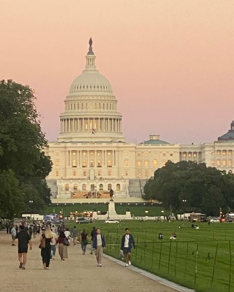 lowkey wzbt gna post but 🤷🏽‍♀️ D.C Washington !! #explore #explorepage #explorepage✨ #dc #washington Washington Dc Sunset, Washington Dc Aesthetic Outfit Summer, Washington Dc Street Photography, Travel Aesthetic Washington Dc, D.c. Aesthetic, George Washington University Aesthetic, Washington Dc Picture Ideas, Dc Aesthetics Washington Dc, Dc Moodboard