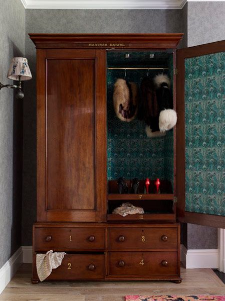 Interior tailors Vintage Wardrobe Design, Wardrobe Design Vintage, Wallpaper Wardrobe Inside, Closet Wood Design, Creative Wardrobe Ideas, Vintage Closet Ideas, Wallpapered Wardrobe, Vintage Wardrobe Upcycle, Bedroom Armoire Ideas