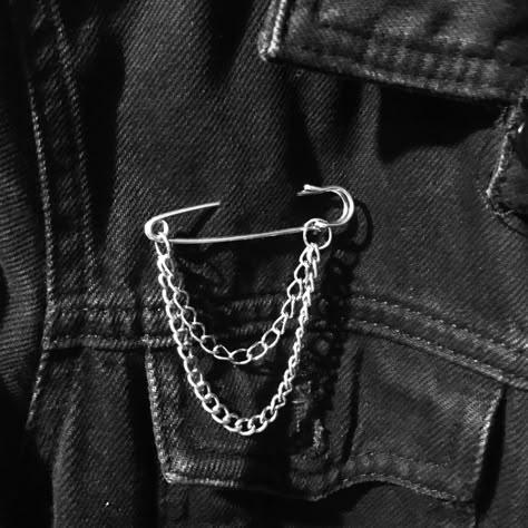 Safety Pin Art On Clothes, Chain Accessories Grunge, Safety Pin Accessories, Safety Pin Ideas, Safety Pin Aesthetic, Grunge Accessories Diy, Punk Accessories Diy, Safety Pin Clothes, Upcycle Accessories