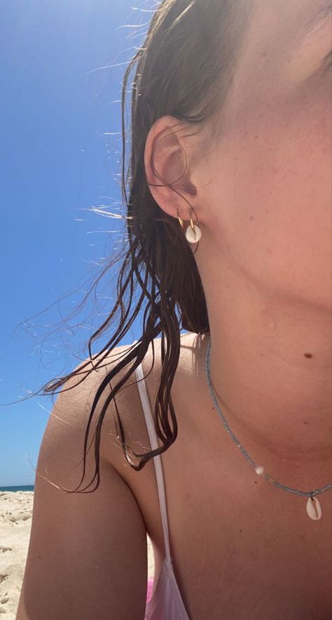 beach sun, beach vibes, sunny, brown hair, bikini, shell vibes Vsco Earrings, Summer Earrings Beach, Beachy Jewelry Necklaces, Beachy Earrings Aesthetic, Beach Ear Piercings, Summer Beachy Shell Jewelry, Summer Necklace Beach, Shell Earrings Aesthetic, Seashell Beaded Necklace