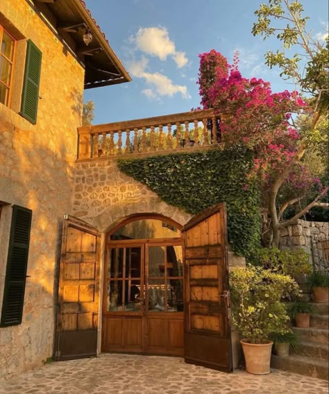 Italian Villa Aesthetic, Italian Countryside Aesthetic, Italian Countryside House, Italian Cottage, Italy Countryside, Tuscany Home, Practical Accessories, Italy Villa, Italy House