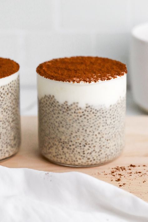 Front facing view of tiramisu chia pudding in 2 glasses with a layer of greek yogurt. How To Chia Pudding, Chia Tapioca Pudding, Autumn Chia Pudding, Chia Seed Pudding Tiramisu, Tiramisu Chia Pudding Recipe, Chia Pudding Tiramisu, Tiramisu Chia Seed Pudding, Single Serve Chia Pudding, Chia Pudding With Greek Yogurt