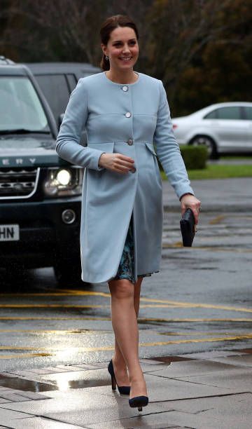 Catherine Duchess of Cambridge arrives at the Mother and Baby unit at the Bethlem Royal Hospital on January 24 2018 in London England Kate Middleton Maternity Style, Trendy Maternity Fashion, Kate Middleton Stil, Chic Maternity, Herzogin Von Cambridge, Looks Kate Middleton, Kate Middleton Pictures, Principe William, Maternity Brands