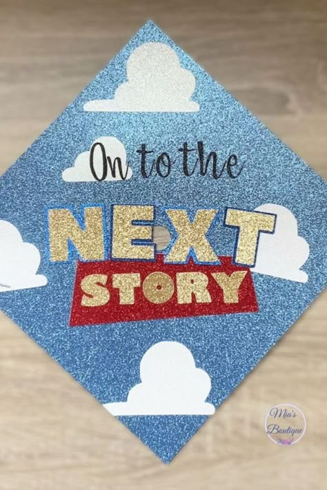 Cap Decoration Graduation High School Guys, Graduate Hat Ideas, Fun Graduation Cap Ideas, Cap Decoration Graduation Kindergarten, Graduation Hat Designs Grad Cap, Senior Ideas Diy, Elementary Cap Decoration, Kindergarten Grad Cap Ideas, Cute Grad Cap Designs