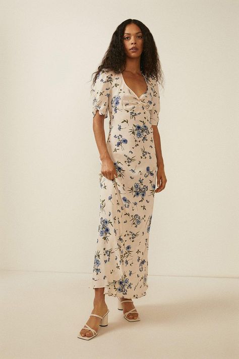 Bold blooms take centre stage in this floral midaxi dress. Designed with a sweetheart neck, loose sleeves and a flowing silhouette, complete with a backless cut out. Model wears a size 8 and is 5'7. Summer Flower Dress, Oasis Dress, Midaxi Dress, Loose Sleeves, Oasis Fashion, Centre Stage, Dresses Blue, Blue Floral Print, Loose Dress