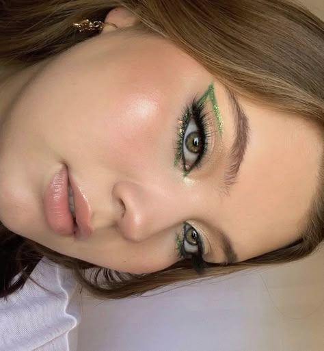 Green Makeup Eyeliner, Subtle Glitter Makeup, Green Liner Makeup Looks, Simple Green Makeup Looks, Light Green Makeup Looks, Sage Green Makeup Look, Green Makeup Aesthetic, Green Eyeliner Looks, Sage Green Makeup