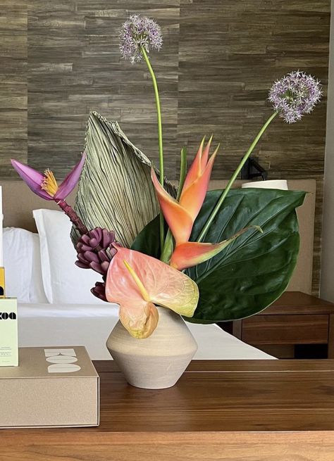 Jungle Flower Arrangements, Palm Arrangements, Tropical Buffet, Asian Wedding Themes, Anthurium Bouquet, Tropical Centerpieces, Tropical Floral Arrangements, Banana Blossom, Hotel Flowers