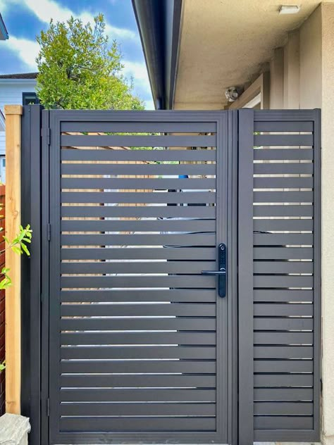 Modern Metal Gates Entrance, Outdoor Gate Doors, Modern Iron Gates, Modern Gate Design Entrance Front Fence, Gate Between House And Garage, Gate Metal Design, Gate Ideas For Home, Metal Gates Design Modern, Metal Gates Entrance