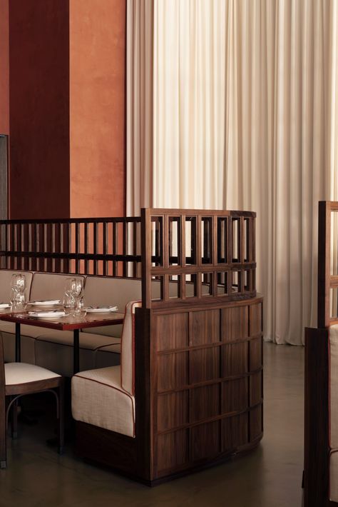 Maison François brasserie takes cues from Ricardo Bofill's architecture Modern Steakhouse, Banquette Seating Restaurant, Restaurant Banquette, Seating Restaurant, Interior Hotel, Classic Restaurant, Ricardo Bofill, Restaurant Booth, Walnut Dining Chairs