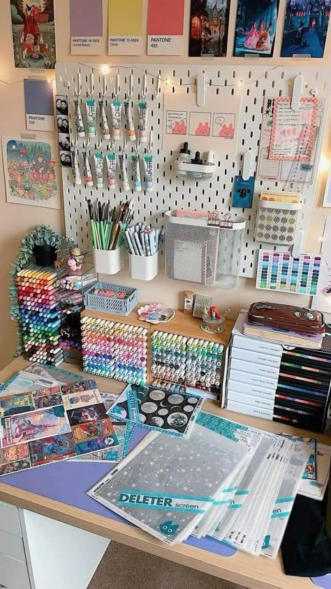 Stationery Organization Aesthetic, Stationary Supplies Aesthetic, Room Pegboard Ideas, Art Desk Aesthetic, Art Supplies Aesthetic, Calm Workspace, Pegboard Craft Room, Dream Art Room, Rangement Art