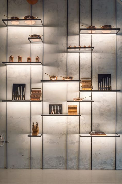 Display Wall Design Office, Wall Shelves Industrial, Kitchen Wall Accessories, Kitchen Design Shelves, Shelving Design Ideas, Modern Display Shelves, Industrial Wall Shelving, Modern Dining Room Shelves, Metal And Wood Interior Design