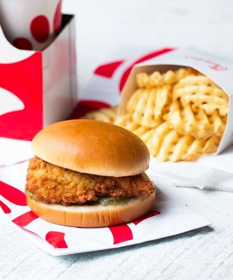 Here's How To Get A Free Chick-fil-A Chicken Sandwich This Week #refinery29 https://www.refinery29.com/en-us/2018/11/216892/chick-fil-a-delivery-free-sandwich-doordash-2018 Yummy Fast Food, Best Fast Food, Fast Foods, Velvet Cupcakes, Chick Fil A, Chicken Sandwich, Favorite Snack, A Chicken, Food Obsession