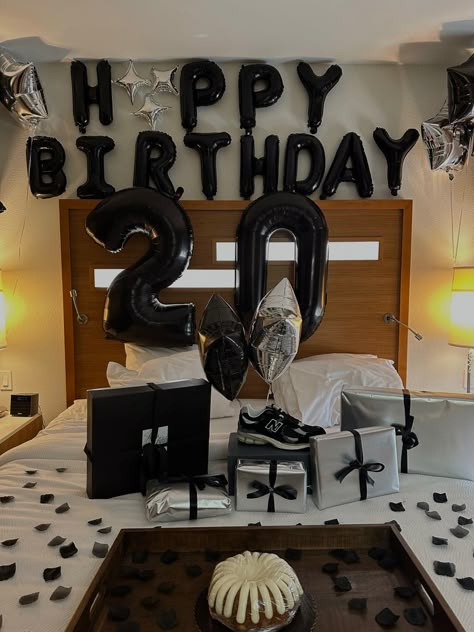 Decorating For His Birthday, 20th Birthday For Boyfriend, 20th Birthday Boyfriend, Hotel Birthday Decorations For Boyfriend, 20th Birthday Ideas For Guys, 21st Birthday Boyfriend, Birthday Party Boyfriend, Decorated Room For Boyfriend Birthday, Birthday Room Surprise For Boyfriend