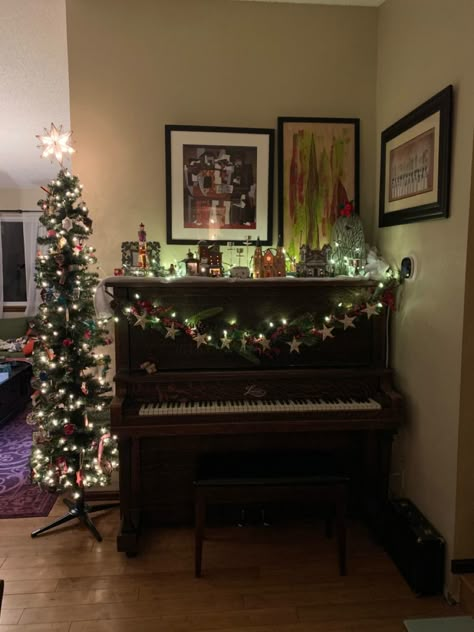 Piano Decor Christmas, Decorate Piano For Christmas, Christmas Piano Decorating Ideas, Piano Top Christmas Decor, Christmas Decor Piano, Piano Christmas Decorations, Grand Piano Christmas Decor, Christmas Home Decorations Living Room, Piano Christmas Decor