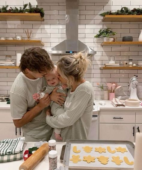 Mother Goals Aesthetic, Cute Families Goals, Cute Future Goals, Parent Goals Aesthetic, My Future Plans Life, Dream Life With Husband, Couple Goal With Baby, Having A Baby Aesthetic, Aesthetic Mom Life