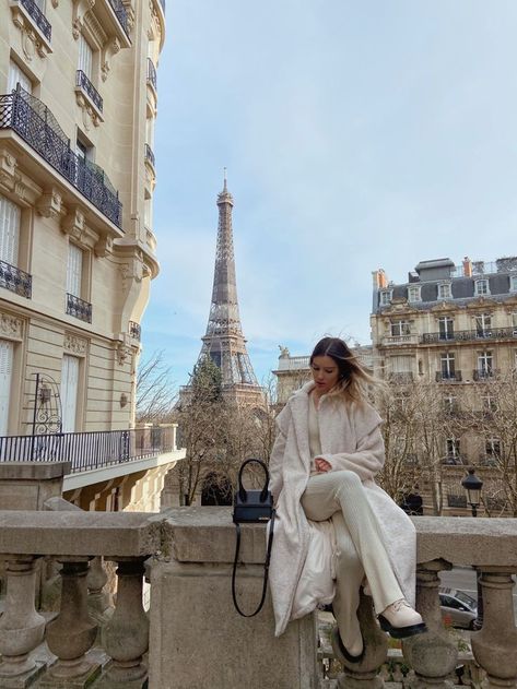 Paris Photo Ideas Instagram Winter, Paris November Outfit Women, Winter Fashion In Paris, Outfits Paris Winter, Pose In Paris, Paris Winter Photo Ideas, Outfit For Paris Winter, November Europe Outfits, Paris Ootd Winter