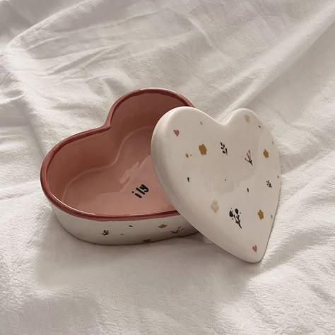 Pottery Heart Dish, Ceramic Art Easy Ideas, Pottery Ideas Gift, Ceramic Heart Painting Ideas, Cute Pottery Ideas Aesthetic, Heart Box Pottery Painting, Pottery Asthetic Ideas, Cute Simple Pottery Ideas, Ceramics Cute Ideas