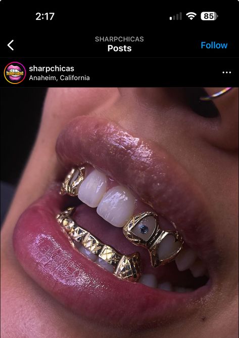 Grillz With Gems, Diamond Fangs Grills, Gold Slugs Grillz Women, Grills Inspo Women, Grillz For Females Bottom Teeth, Grill Inspiration Teeth, Grills For Women Teeth Fangs, Custom Grillz For Women, Top Grillz For Women