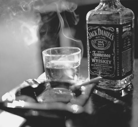 Klaus Hargreeves, Severus Rogue, Photographie Portrait Inspiration, ��카드 디자인, Cigars And Whiskey, Jack Daniels Whiskey, Foto Art, Photo Vintage, Jack Daniels Whiskey Bottle