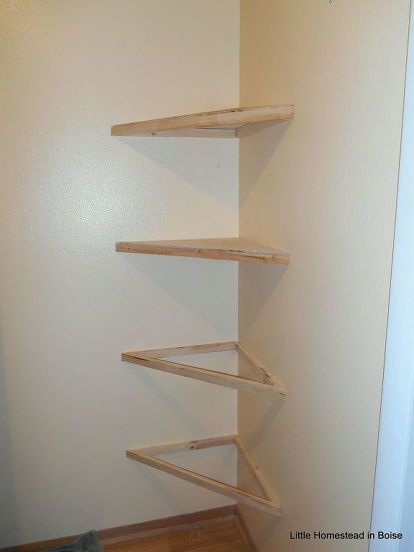 Have an empty corner and wants some vertical shelves to fill with some fun items? Here's a step by step tutorial that's pretty simple and inexpensive. We had a main hallway corner where we had been using a small wire rack and 1 floating shelf, see below. I really wanted to jazz it up. I first got the idea here- http://www.4men1lady.com/when-life-gives-you-lemons-make-corner-floating-shelves/ I asked Dave to build some in our front corner hallway. He looked at the plans and he sai… Diy Floating Corner Shelves, Corner Shelves Diy, Diy Corner Shelf, Corner Shelf Ideas, Floating Corner Shelves, Corner Bookshelves, Wall Shelves Design, Floating Shelves Diy, Corner Wall