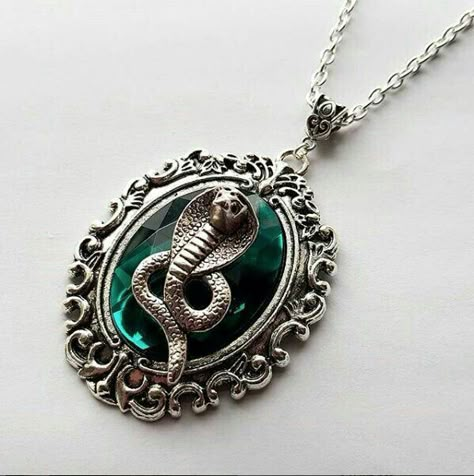 Emerald Snake Necklace, Slytherin Jewelry, Slytherin Clothes, Slytherin Fashion, Stile Harry Potter, Harry Potter Accessories, Harry Potter Jewelry, Harry Potter Outfits, Slytherin Aesthetic