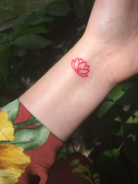 Lotus red small tattoo Red Lotus Tattoo, Wörter Tattoos, Tattoo Thigh, Tattoo Trend, Polynesian Tattoos, Muster Tattoos, Red Lotus, Red Ink Tattoos, Small Wrist Tattoos