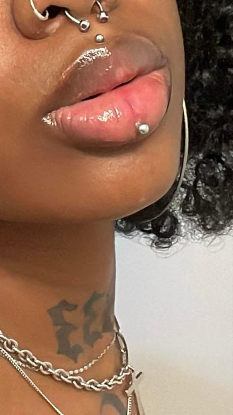 Pretty Piercings, Lip Piercings, Dope Jewelry Accessories, Medusa Piercing, Pretty Ear Piercings, Face Piercings, Cute Ear Piercings, Cool Piercings, Piercing Inspo