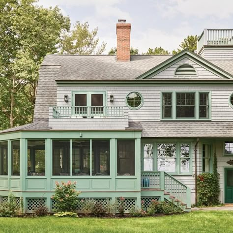 A Beloved Coastal Maine Summerhouse Gets a Vibrant Redo—Gingham Included! Sims 4 Worlds, Gambrel Exterior, Grandma Design, Sims 4 Save File, Brindleton Bay, Farmhouse Colonial Exterior, Shingle Style Homes, Farmhouse Colonial, Colonial Exterior