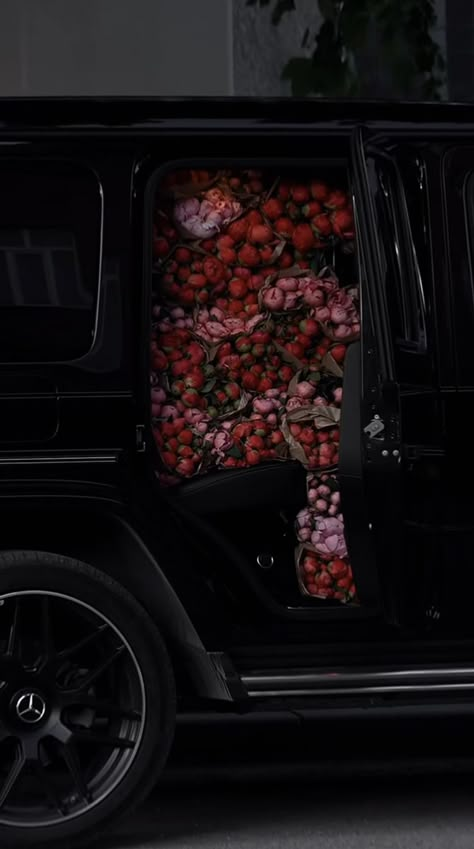 Luxury Aesthetic Wallpaper, Flowers In Car, Peonies Aesthetic, Man With Flowers, Peonies Wallpaper, Cute Aesthetic Wallpapers, Isabelle Drummond, Flower Luxury, Flowers Peony