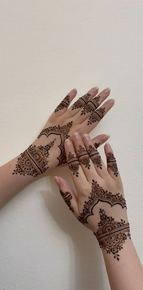 simple henna designs, henna designs for kids, henna designs for hand, henna designs for hand easy, henna designs front hand, wedding henna designs, henna designs for brides, henna hand designs, henna design pictures, henna designs palm, henna designs arabic Simple Henna Designs Hand, Simple Mehendi Designs, Mehndi Designs Fingers, Henna Designs Wrist, Simple Henna Designs, Cute Henna, Tato Henna, Finger Henna Designs, Henna Inspo