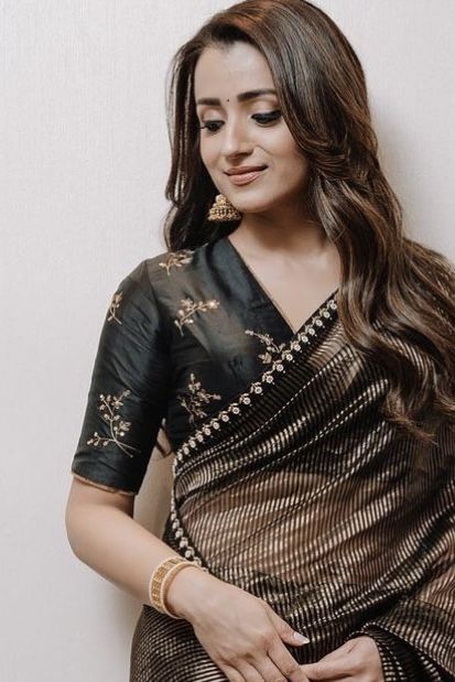 Black Blouse Designs Latest, Print Blouse Design, Pen Skills, Black Blouse Designs, Simple Blouses, New Saree Blouse Designs, Beautiful Angels, Blouse Back Neck Designs, Royalty Aesthetic