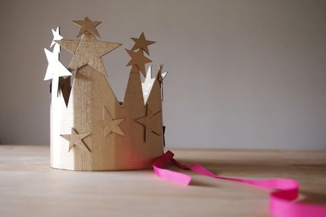 DIY Cardboard Crown Cardboard Crown, Teen Diy, Diy Cardboard Toys, Cardboard Costume, Cardboard Toys, Folding Origami, Crafty Kids, Birthday Crown, Diy Cardboard