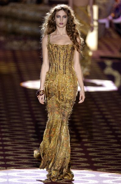 2004 Runway, 90s Runway Fashion, High Fashion Dresses, Elegant Attire, Things For Women, Fashion Victim, Italian Fashion Designers, Amazing Outfits, Runway Pictures