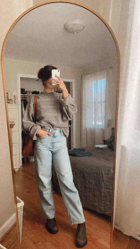 Levis Loose Fit Jeans, Fall Levis Outfit, Light Wash Levi Jeans Outfit, Classic Levis Jeans Outfit, Relaxed 90s Jeans Outfit, 90s Levis Outfit, Wide Leg Jeans Blundstones, Straight Leg Jeans Outfits Aesthetic, Levi Straight Leg Jeans Outfit