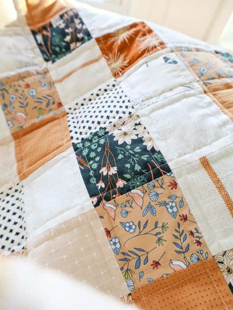 There is something so classic and simple about a patchwork square quilt. It feels homey, vintage, yet simple enough to be classified as "modern."There is something so classic and simple about a patchwork square quilt. It feels homey, vintage, yet simple enough to be classified as "modern." This FREE PDF download includes instructions for Baby and Throw size quilts using either pre-cut 5" squares or a smaller square. The pattern is beginner friendly and a great project fo 6 Fabric Quilt Pattern, Simple Patchwork Quilt Pattern, Quilts Patterns Beginner, Easy Block Quilts For Beginners, Basic Patchwork Quilt, Basic Square Quilt, Simple Beginner Quilts Easy Patterns, How To Make A Simple Quilt, Simple Blanket Sewing