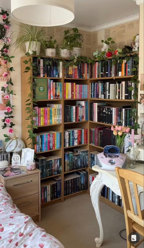 Room With Bookshelves Bedrooms, Apartment Aesthetic Bookshelf, Small Library Room Aesthetic, Aesthetic Book Bedroom, Aesthetic Reading Room, Home Library Organization Ideas, Bookshelves In Small Bedroom, Book Shelf Aesthetic Design, Room Ideas Aesthetic Book Shelf