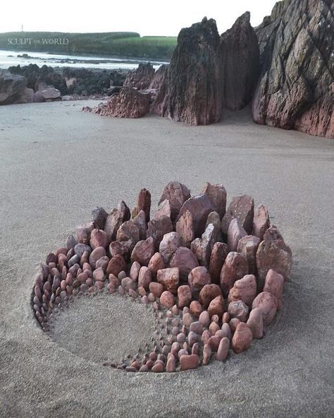 Beach Land Art, Art Plage, Rock Sculpture, Art Pierre, Deco Nature, Earth Art, Outdoor Art, Land Art, Environmental Art