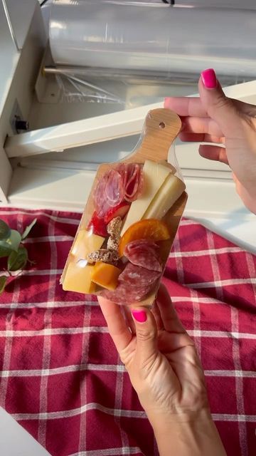 Meat And Cheese Gift Basket Diy, Mini Loaf Recipes, K Cafe, Mini Cheese Boards, Cheese Gift Baskets, Cheeseboard Gift, Cheese Gifts, Work Food, Charcuterie Board Ideas