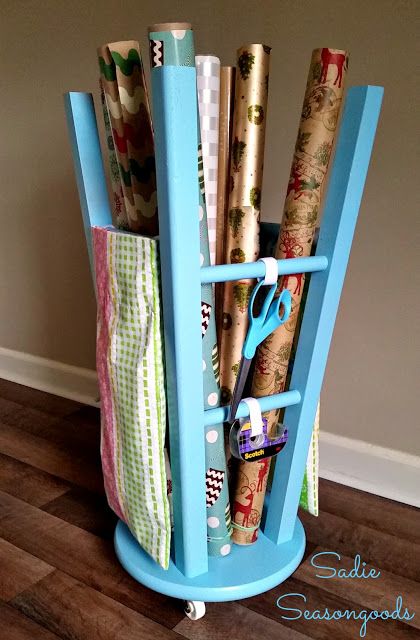 Wrap Storage, Koti Diy, Gift Wrapping Station, Wrapping Station, Doors Ideas, Treasure Crafts, Wrap Gift, Diy Upcycling, Diy Gift Wrapping