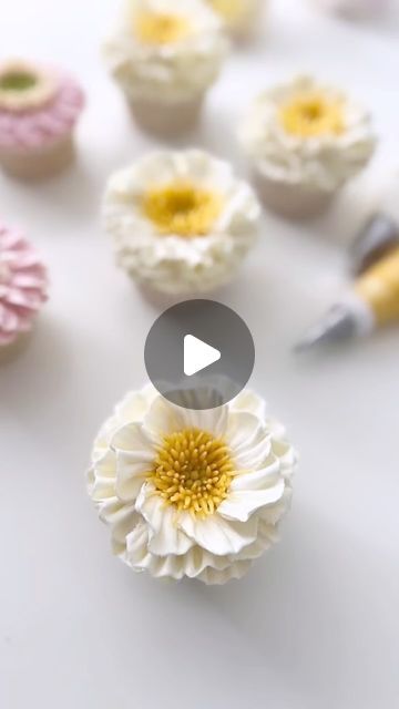 How To Do Icing Flowers, Easy Piped Flowers, Flower Petal Cupcakes, How To Pipe Wildflowers On Cake, Buttercream Cupcake Flowers, Piping Hibiscus Flowers, How To Flower Cupcakes, Flower Frosting Tutorial, Easy Cake Decorating Flowers