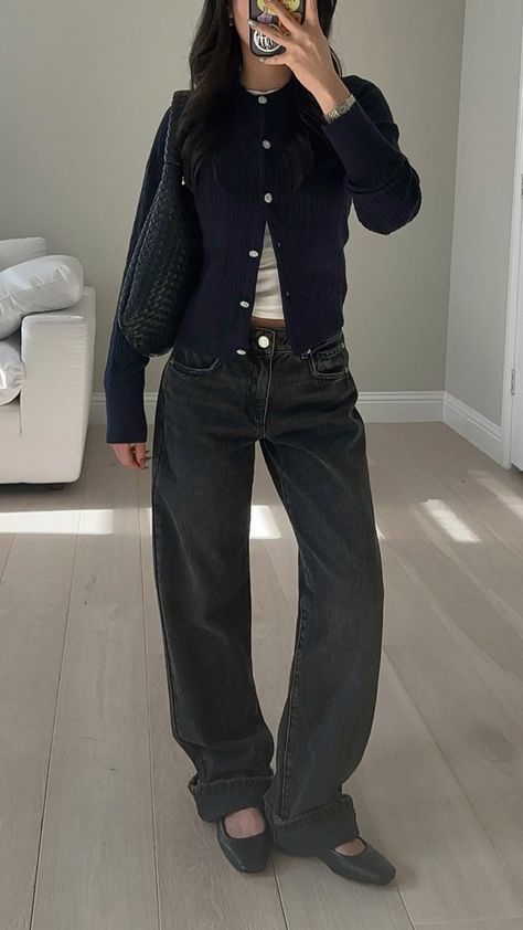 Outfit Idea For School Winter, Casual Chic Aesthetic Outfits, Flared Jean Outfits Winter, French People Outfits, Classic Chic Outfits Casual, Simple Style Aesthetic, Styling Flare Jeans Winter, 2024 Autumn Outfits Elegant, Outfit Ideas With Straight Jeans