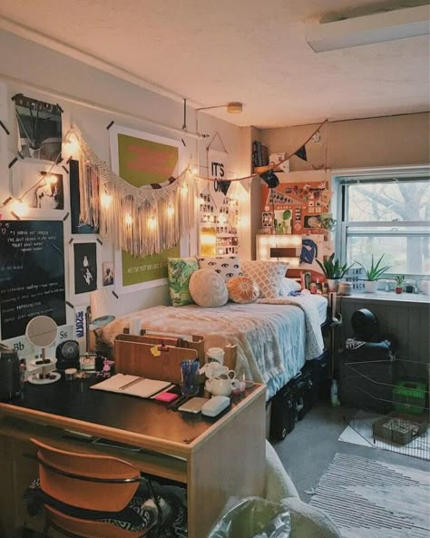 Fairy string lights are only the half of it. Check out these must-see cute dorm room ideas for major inspiration. Some of out favorite decor trends for college girls this year! #college #collegelife #dorm #dorms #collegedorm #dormroom #dormideas #dormroomideas #roomgoals #homedecor #decorideas #cuteideas #student #studentlife #freshmen #freshmayear #decor #decorating Case A Un Piano, Elegant Dorm Room, Dorm Vibes, College Dorm Inspo, Dorm Room Layouts, Closet Interior, College Bedroom Apartment, Diy Dorm Decor, Dorm Aesthetic