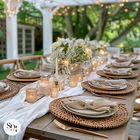 Spring Tablescapes Outdoor, Dinner Party Table Decor Elegant, Patio Table Setting Ideas, Summer Dinner Party Table Settings, Summer Christmas Table Decor, Outdoor Dinner Party Table Decor, Summer Table Scape, Outdoor Table Decor Everyday, Summer Dinner Party Decor