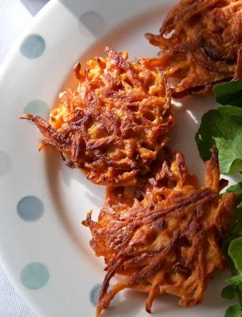 Carrot Fritters - A Simple Vegan Recipe for Carrot and Coriander Fritters Carrot Fritters, Juicing Recipes For Beginners, Vegetarian Party, Spiralizer Recipes, Packed Lunches, Vegan Sides, Fritter Recipes, Carrot Recipes, Picnic Food