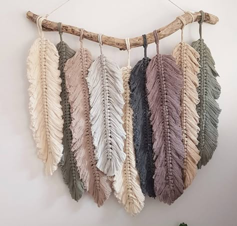 Macrame Feather Wall Hanging, Art Macramé, Macrame Feathers, Feather Wall Hanging, Macrame Wall Hanging Diy, Hanging Diy, Diy Yarn Crafts, Stil Boho, Feather Crafts