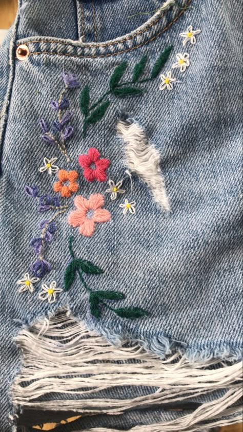 Flower Jean Shorts, Hand Embroidery On Jeans Pants, Embroidery Shorts Diy, Shorts Embroidery Ideas, Denim Shorts Embroidery, Jean Short Embroidery, Embroidered Jean Shorts Diy, Embroidered Shorts Diy, Flower Painted Jeans