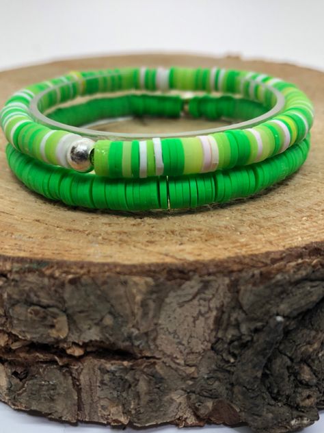 Green Heishi Bracelet, Green Clay Bead Bracelet, Heishi Bead Bracelet, Heishi Bracelets, Scrap Yarn Crochet, Clay Bracelets, Bracelets Tutorial, Beads Patterns, Flat Beads