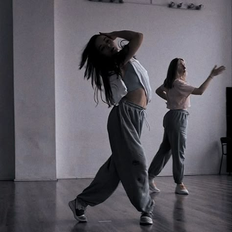 Contemporary Dancing Aesthetic, 90s Hip Hop Dancer Aesthetic, Girls Dancers Aesthetic, Street Dancing Aesthetic, Hip Hop Dancing Aesthetic, Female Dancer Aesthetic, Dance Instructor Aesthetic, Dance Choreographer Aesthetic, Choreographer Outfit